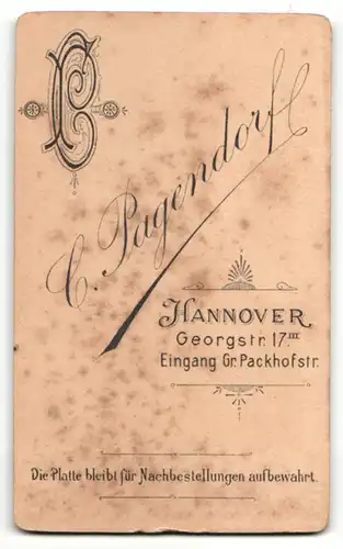 Fotografie C. Pagendorf, Hannover, Portrait elegant gekleidete Dame am Zaun lehnend