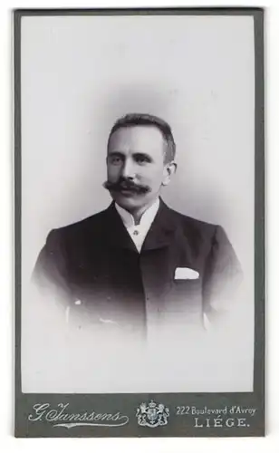 Fotografie G. Janssens, Liége, Portrait elegant gekleideter Herr mit Schnauzbart