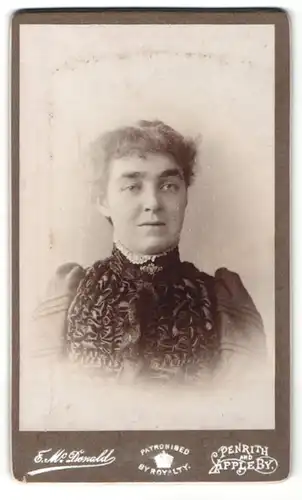 Fotografie E. McDonald, Penrith, Portrait schöne Frau mit Brosche am gerafften Blusenkragen