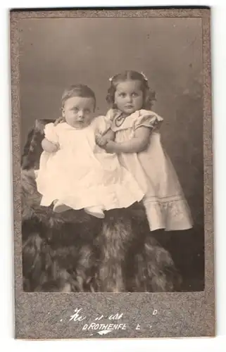 Fotografie unbekannter Fotograf und Ort, Portrait zwei bildhübsche Mädchen in weissen Kleidchen
