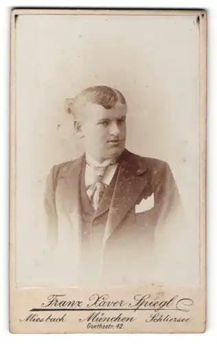 Fotografie Franz Xaver Spiegl, Miesbach, Portrait charmanter junger Mann in Krawatte und Jackett mit Einstecktuch