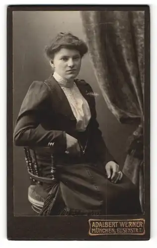 Fotografie Adalbert Werner, München, Portrait wunderschöne junge Dame mit Dutt