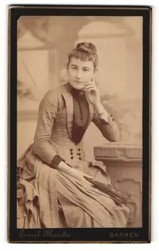Fotografie Emil Flasche, Barmen, Portrait bildschöne junge Frau mit Dut und Fächer im Kleid
