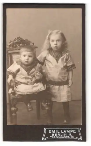 Fotografie Emil Lampe, Berlin, Portrait zweil bildschöne Kleinkinder in süsser Kleidung