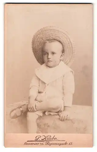 Fotografie P. Kraba, Frankfurt a. O., Portrait niedlicher Bube mit Strohhut im weissen Matrosenanzug