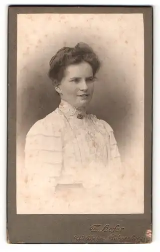 Fotografie F. Hofer, Weilheim-Peissenberg, Portrait junge Dame in hübscher Kleidung mit Kragenbrosche