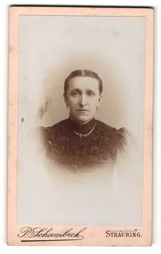 Fotografie P. Schambeck, Straubing, Portrait bürgerliche Dame mit zurückgebundenem Haar