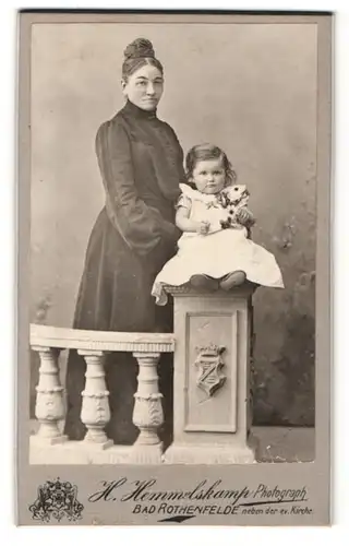 Fotografie H. Hemmelskamp, Bad Rothenfelde, Portrait junge Dame in eleganter Kleidung mit Kleinkind