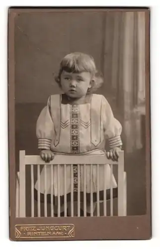 Fotografie Fritz Jungcurt, Rinteln a / W., Portrait niedliches kleines Mädchen in modischer Kleidung