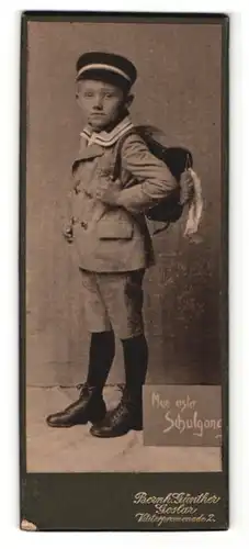 Fotografie Bernh. Günther, Goslar, Portrait kleiner Junge mit Schirmmütze und Ranzen