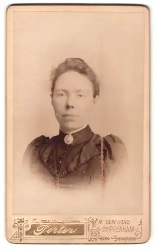 Fotografie S. Porter, Chippenham, Portrait junge Dame mit zurückgebundenem Haar