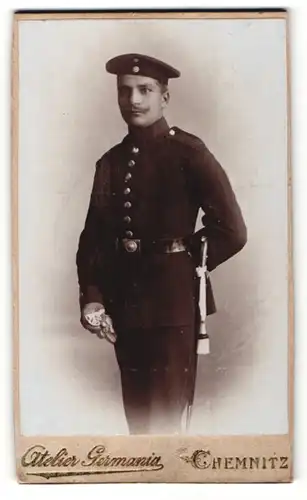 Fotografie Atelier Germania, Chemnitz, Portrait Soldat in Uniform mit Degen und Handschuhen