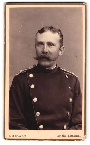 Fotografie E. Rye & Co., Kjöbenhavn, Portrait Soldat in Uniform mit Schnauzbart
