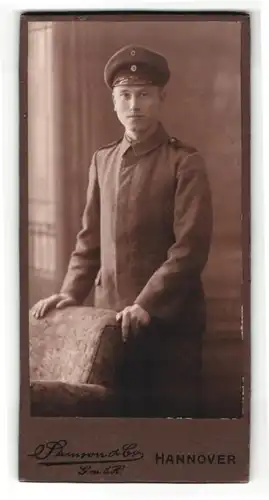 Fotografie Samson & Co. G. m. b. H., Hannover, Portrait Soldat in Uniform mit Schirmmütze