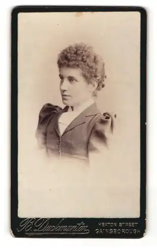 Fotografie B. Duckmanton, Gainsborough, Portrait junge Dame in zeitgenössischer Kleidung