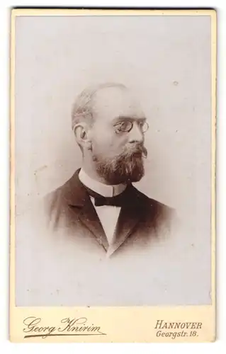 Fotografie Georg Knirim, Hannover, Portrait älterer Herr im Anzug mit Zwicker und Vollbart