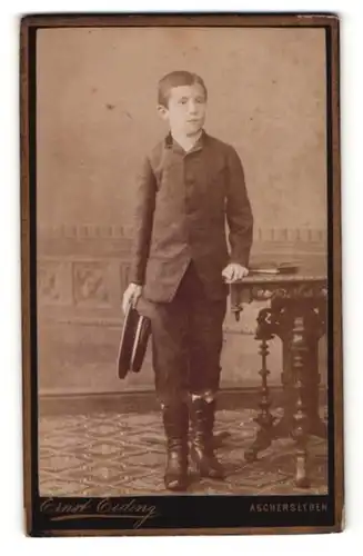 Fotografie Ernst Eiding, Aschersleben, junge mit Hut neben einem Beistelltisch