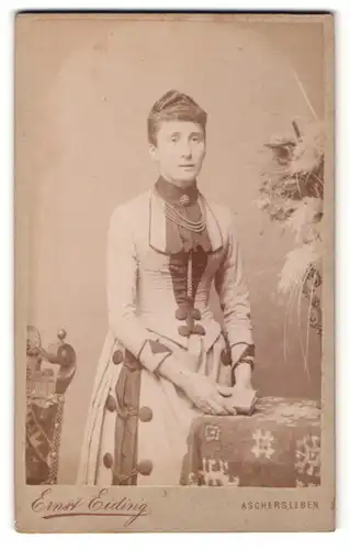 Fotografie Ernst Eiding, Aschersleben, ältere Frau im Kleid mit Perlenkette