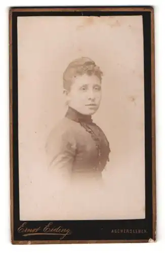 Fotografie Ernst Eiding, Aschersleben, junge Frau in dunklem Kleid