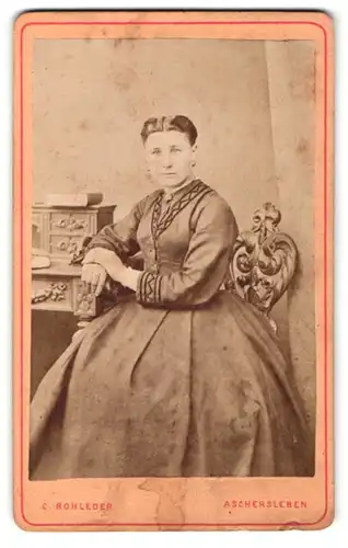 Fotografie C. Rohleder, Aschersleben, ältere Frau sitzend in einem Kleid auf dem Stuhl