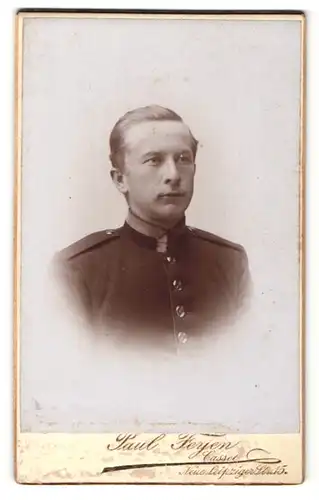 Fotografie Paul Feyen, Kassel, Soldat in Uniform mit zurückgekämmten Haaren