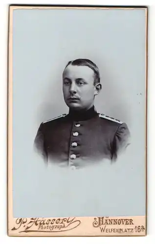 Fotografie P. Hassery, Hannover, junger Soldat in Uniform