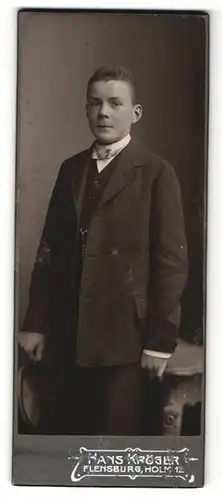 Fotografie Hans Kröger, Flensburg, junger Mann in einem dunklen Anzug
