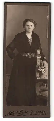 Fotografie Albert Giese, Gransee, junge Frau in einem dunklen Kleid mit Rosen in der Hand