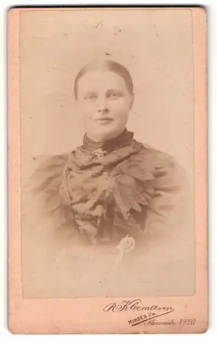 Fotografie R. Kleemann, Minden, Portrait Dame mit Spitzenkragen