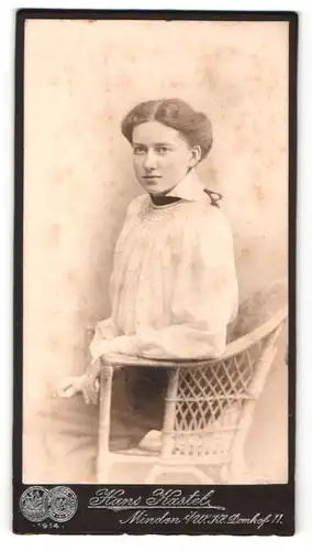 Fotografie Hans Kastel, Minden, junge Dame auf Korbstuhl sitzend