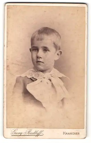 Fotografie Georg Rudloff, Hannover, Portrait Junge mit Spitzenkragen