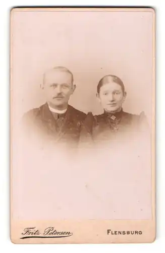 Fotografie Fritz Petersen, Flensburg, Portrait Mann und Frau nebeneinander