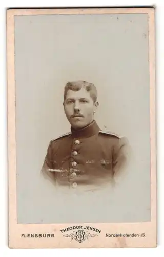 Fotografie Theodor Jensen, Flensburg, Portrait Mann in Paradeuniform
