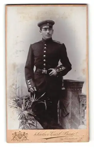 Fotografie Carl Beste, Minden, Portrait Soldat in Uniform mit Schirmmütze