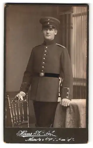 Fotografie Hans Kastel, Minden i / W., Portrait Soldat in Uniform mit Schirmmütze und Handschuhen