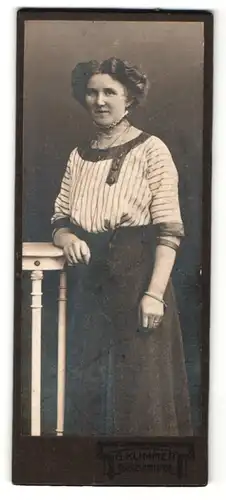 Fotografie G. Klimmer, Bückeburg, Portrait hübsche Dame in modischer Kleidung an Tisch gelehnt