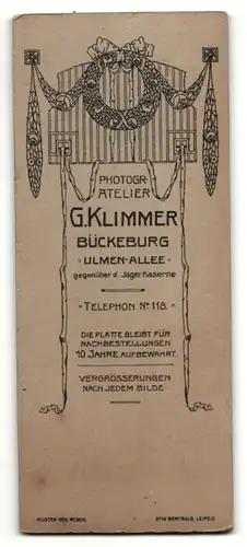 Fotografie G. Klimmer, Bückeburg, Portrait hübsche Dame in modischer Kleidung an Tisch gelehnt