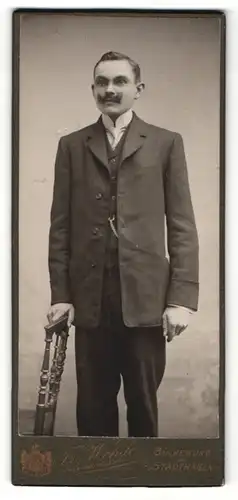 Fotografie Fr. Wehde, Bückeburg, Portrait elgegant gekleideter Herr an Stuhl gelehnt