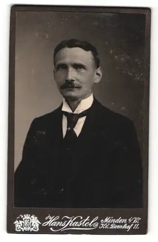 Fotografie Hans Kastel, Minden i / W., Portrait bürgerlicher Herr im Anzug mit Krawatte und Schnurrbart