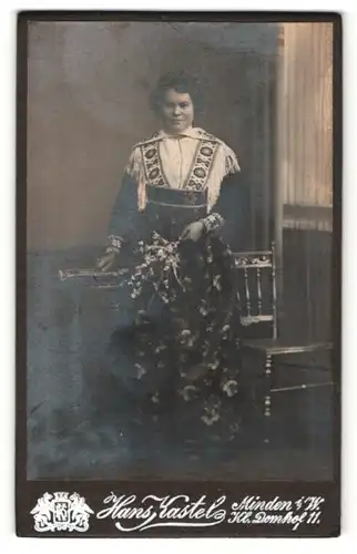 Fotografie Hans Kastel, Minden i / W., Portrait junge Dame in modischer Kleidung mit Blumen