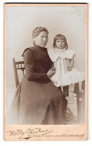 Fotografie Willy Kabus, Minden i / Westf., Portrait sitzende Dame im modischen Kleid mit kleinem Mädchen