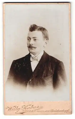 Fotografie Willy Kabus, Minden i / Westf., Portrait bürgerlicher Herr im Anzug mit Fliege und Schnurrbart