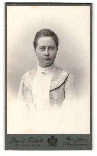 Fotografie Friedr. Wehde, Bückeburg, Portrait junge Dame mit zurückgebundenem Haar