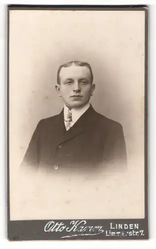 Fotografie Otto Kamm, Linden, Portrait charmanter Herr im Anzug mit Krawatte