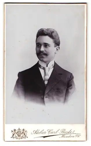 Fotografie Carl Beste, Minden i / W., Portrait junger Herr im Anzug mit Krawatte und Schnurrbart