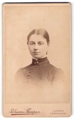 Fotografie Robinson & Thompson, Liverpool, Portrait junge Dame mit zurückgebundenem Haar