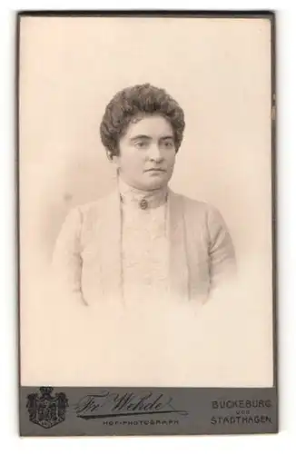 Fotografie Fr.Wehde, Bückeburg, Portrait bürgerliche Dame in modischer Kleidung mit Kragenbrosche