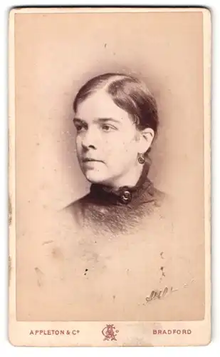 Fotografie Appleton & Co., Bradford, Portrait junge Dame mit zurückgebundenem Haar