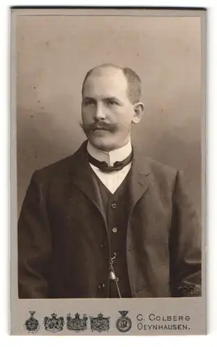 Fotografie C. Colberg, Oeynhausen, Portrait bürgerlicher Herr im Anzug mit Fliege und Schnauzbart