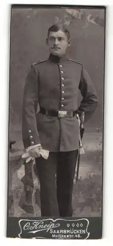 Fotografie O. Kneip, Saarbrücken, Portrait junger Soldat in interessanter Uniform